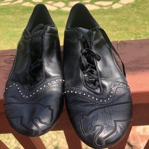 Puma tennis shoes color black size 7 w .